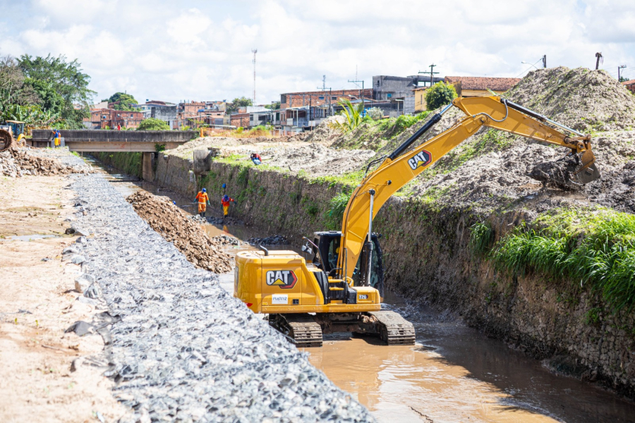 Obras de macrodrenagem da Bacia do Rio Camaçari avançam e entram em nova fase de execução