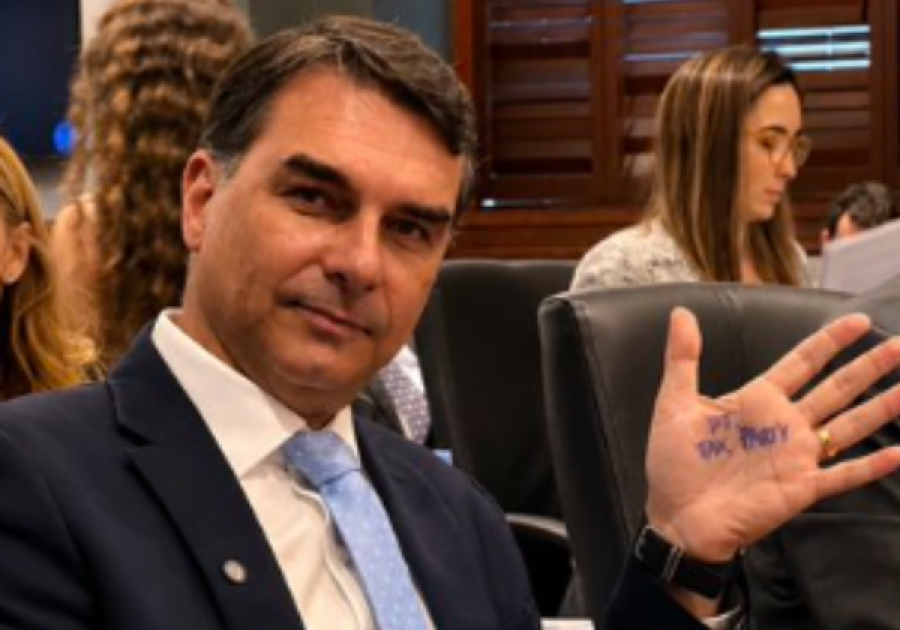 Polêmicas com Flávio Bolsonaro faz PL colocar definição da vice em segundo plano