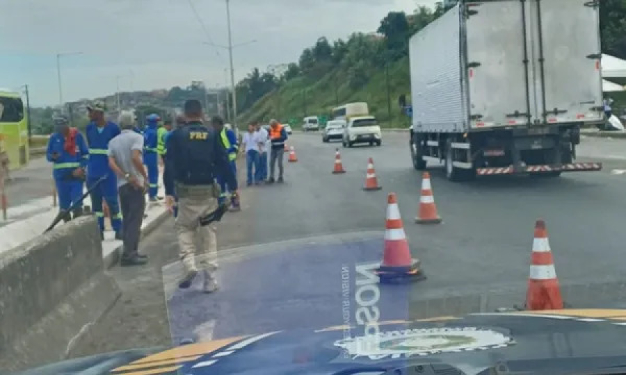 BR-324 tem faixa interditada pela terceira vez após asfalto voltar a ceder