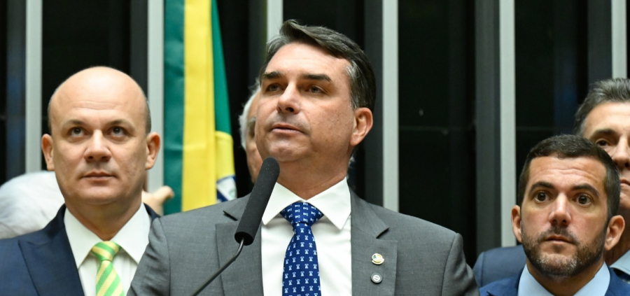 Flávio Bolsonaro presta depoimento à PF em investigação por suposta calúnia contra Lula