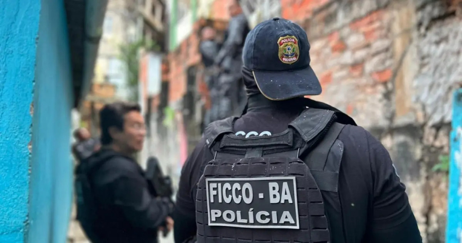 Operação cumpre 31 mandados contra integrantes de facção criminosa em Feira de Santana