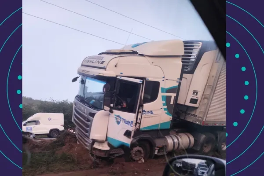 Acidente entre duas carretas causa interdição na BR-324, sentido Feira