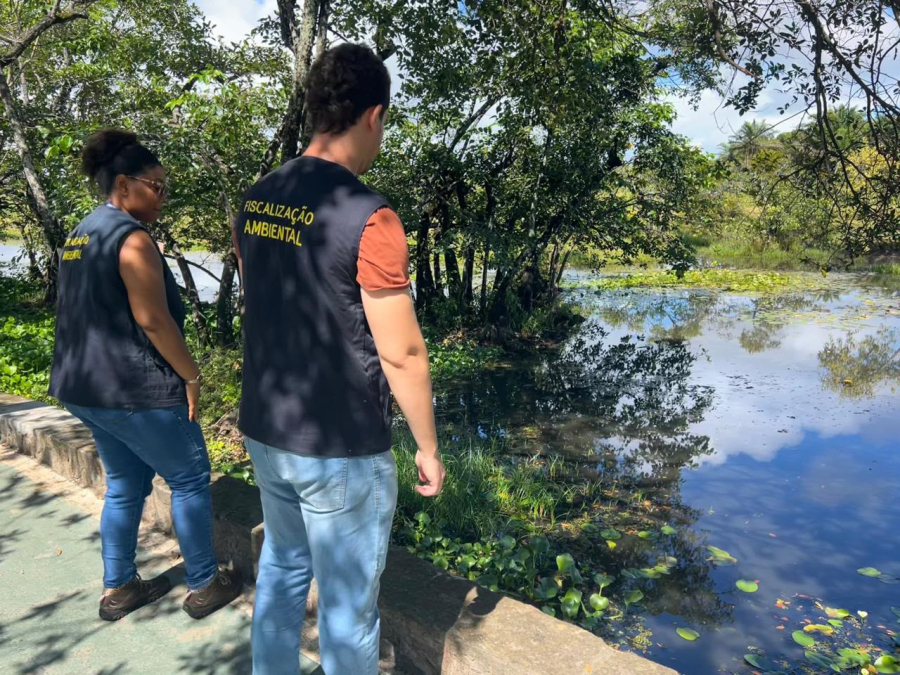 Lagoa Timeantube, em Praia do Forte, passa por limpeza mecanizada nesta segunda-feira (3)