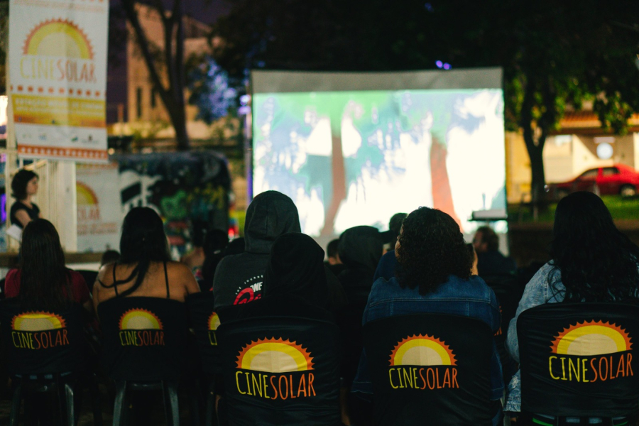 Cinema ao ar livre leva diversão gratuita para crianças no Phoc III com pipoca e filmes educativos