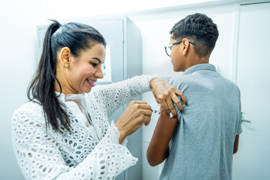 Vacina contra a dengue está disponível na rede pública de Camaçari para adolescentes de 10 a 14 anos