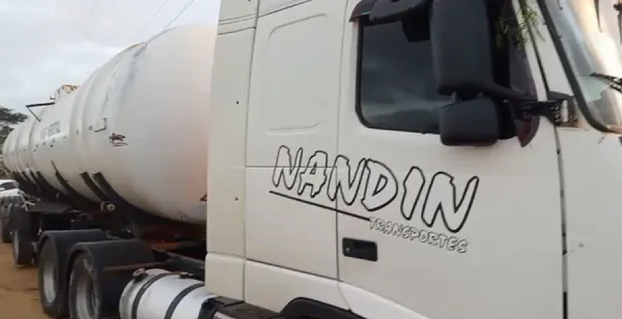 Caminhoneiro em surto invade cidade baiana e causa destruição; assista