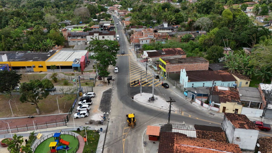 Prefeitura entrega praça e requalificação de ruas em Amado Bahia