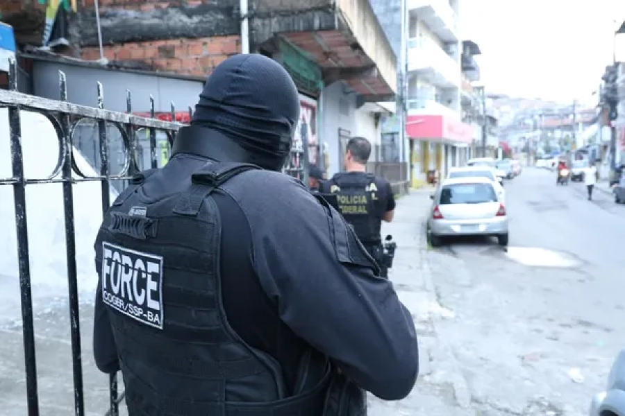 Ex-PM é alvo de operação por suspeita de fraude para conseguir autorização para armas em Salvador