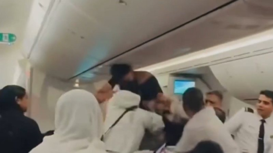 VÍDEO: Homens protagonizam briga dentro de avião e assustam passageiros durante voo
