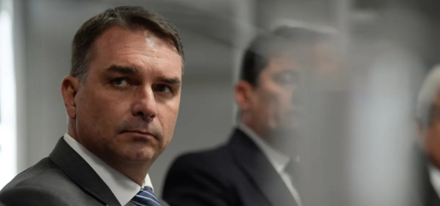 Flávio Bolsonaro destinou emenda a miliciano condenado no caso Marielle, aponta conversas