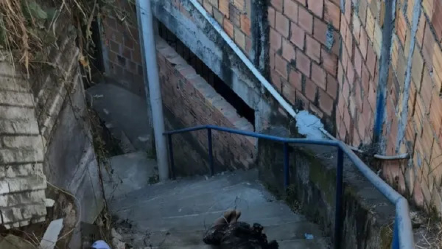 Corpo de homem é encontrado carbonizado em escadaria no Subúrbio de Salvador