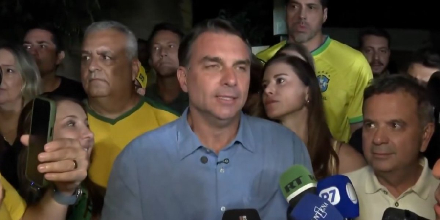Após resultado do 1º turno, Flávio Bolsonaro afirma: “Está decretado o fim da era do PT”