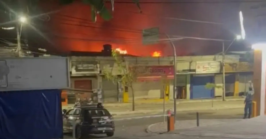 Incêndio de grandes proporções atinge lojas no Centro de Vitória da Conquista
