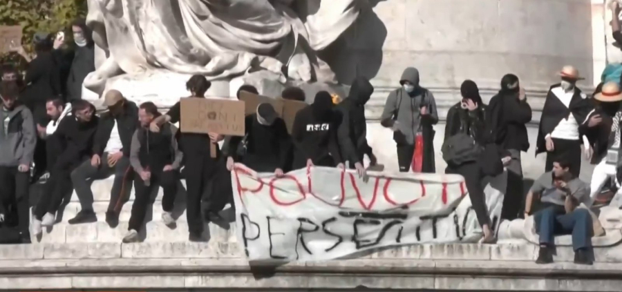 França impõe toque de recolher após onda de protestos