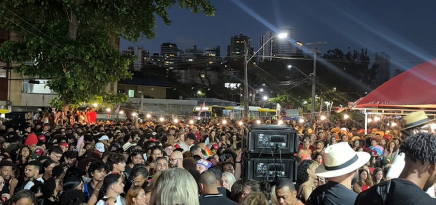 Érika Hilton reúne multidão de apoiadores em Salvador em evento pró-Lula
