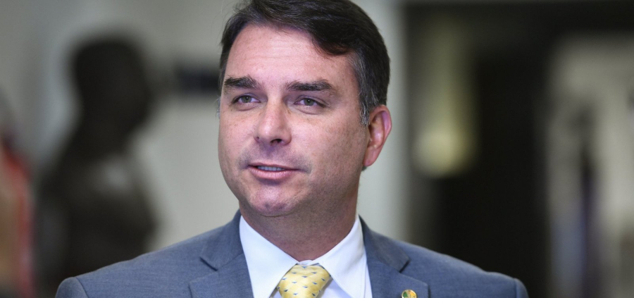 Flávio Bolsonaro visita o pai em Brasília na véspera do último debate presidencial